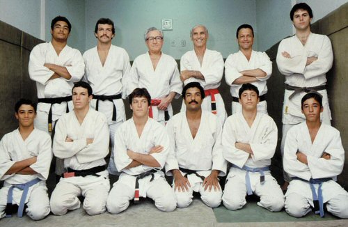 ブラジリアン柔術の歴史の先駆者、グレイシー一族 後列左から、ヒクソン、ホーウス、カーロス、エリオ、ホブソン、マウリシオ（ホジャー父） 前列左から、ホイラー、カーロスJr.、クローリン、ホリオン、ホウケル、ホイス