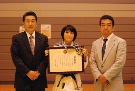  田中ひでかつ練馬区議会議員(写真左)　(日本人初世界王者 八木沼志保表彰式にて)