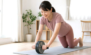 自宅で体幹トレーニングをしている50代女性