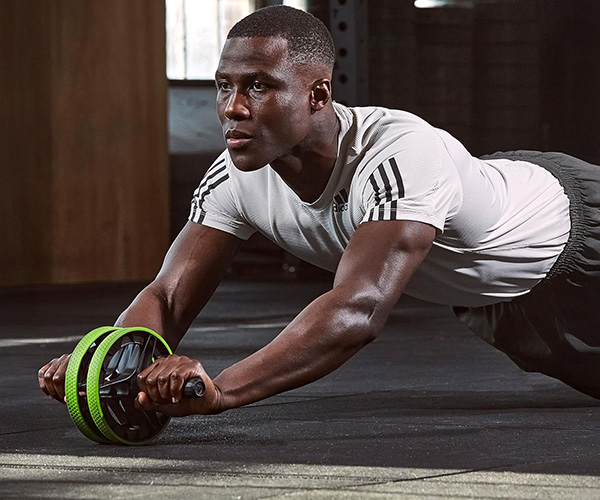 adidas アブホイールで体幹トレーニングをしている