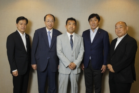 左より吉住健一新宿区長 中川まさはる参議院議員 中井佑樹会長 すがわら一秀財務副大臣 安井潤一郎顧問